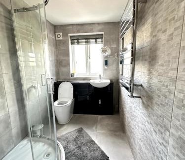 Woking Apartment | Urban Stay 5 Guests Free Parking