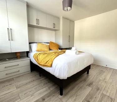 Woking Apartment | Urban Stay 5 Guests Free Parking