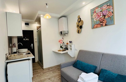 Craiova Apartment | Urban Studio for a Real Ghetto Experience