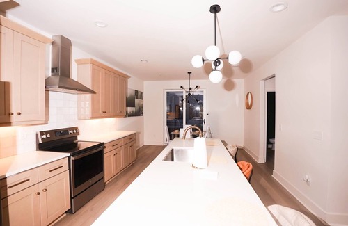 Mechanicsville House | Urban Stylish 4 Story Townhome in Downtown Atlanta with Rooftop + 2 car garage