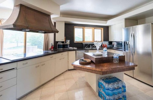 West Bloomfield House | Urban oasis-lake,beach,boat in city. Sleeps 8-12. 4B, 3.5Bath, 10 Car P Trails.