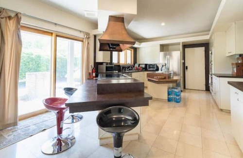 West Bloomfield House | Urban oasis-lake,beach,boat in city. Sleeps 8-12. 4B, 3.5Bath, 10 Car P Trails.