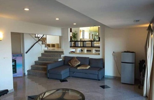 West Bloomfield House | Urban oasis-lake,beach,boat in city. Sleeps 8-12. 4B, 3.5Bath, 10 Car P Trails.