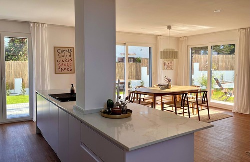 Charneca de Caparica e Sobreda House | Urban Villa close to Lisbon and the Beach!