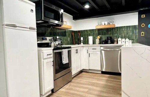 Downtown Baltimore Apartment | Urban Wonderland w/Hidden room! 3 Beds.Wine.Arcade