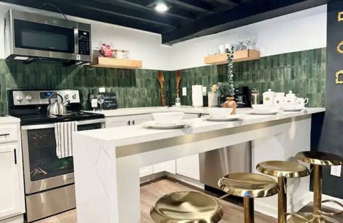 Downtown Baltimore Apartment | Urban Wonderland w/Hidden room! 3 Beds.Wine.Arcade