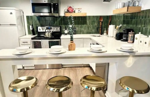 Downtown Baltimore Apartment | Urban Wonderland w/Hidden room! 3 Beds.Wine.Arcade