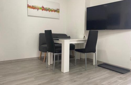 Oberzwehren Apartment | Urbanes, modernes Apartment mit Parkplatz