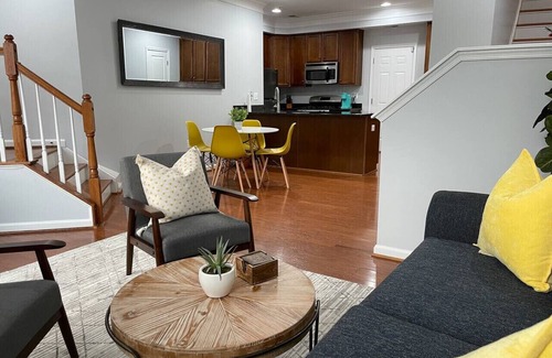 Lakeview House | UrbanHaven - 2BD/2.5BA City/Suburb Living