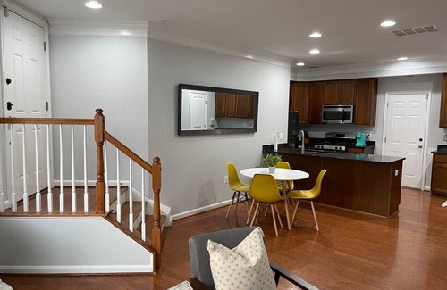 Lakeview House | UrbanHaven - 2BD/2.5BA City/Suburb Living