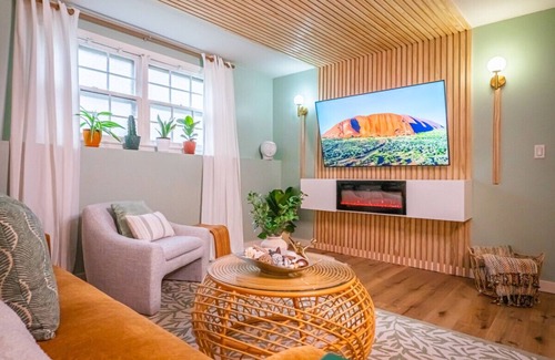Oread Apartment | UrbanSerenity: 3Min walk Mass/KU