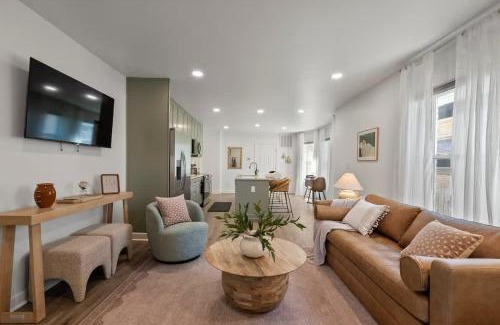 Clintonville Apartment | Stunning 2 BR - Parking and Walk to Park
