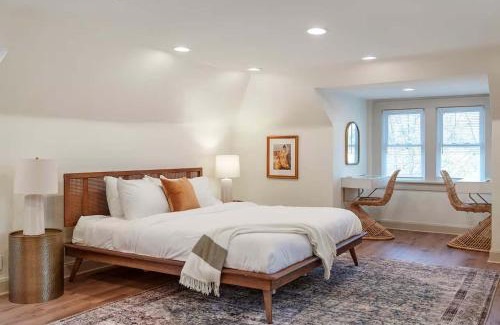 Clintonville Apartment | Close to OSU Rooftop Patio Grill & Outdoor TV