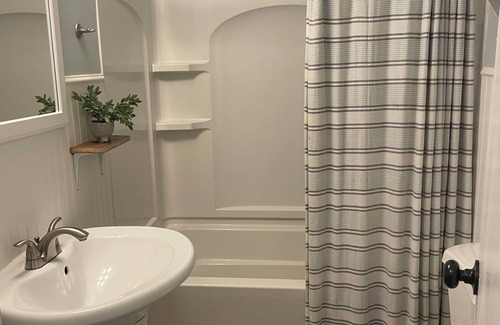 Harbert House | Charming 2-bdrm house with WiFi, outdoor living space , stunning nearby beaches