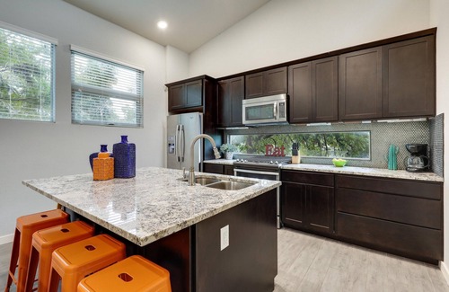 Govalle House | UT Football Fave - Mins to Downtown + Rainey St