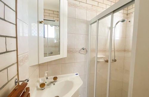 Traviston House | Utopia - Burrum Heads- Riverfront - 5BR- Aircon- Pets Welcome
