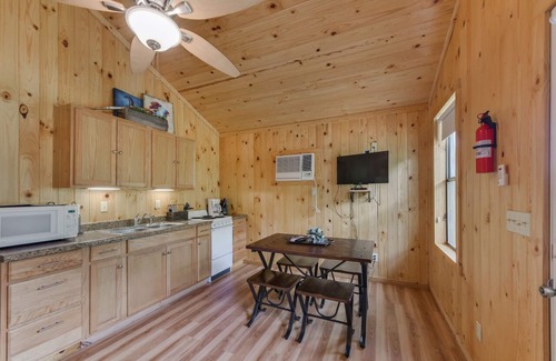 Utopia Cabin | Utopia River Retreat is a secluded paradise nestled along the Sabinal River in the Texas Hill Country.
