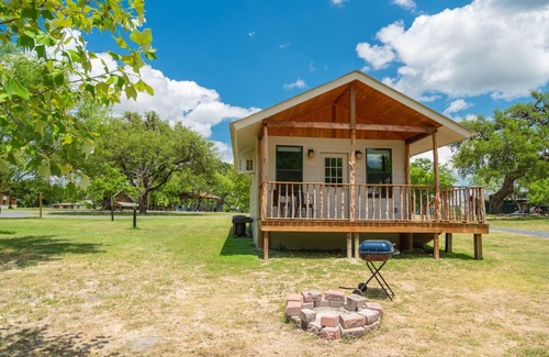 Utopia Cabin | Utopia River Retreat is a secluded paradise nestled along the Sabinal River in the Texas Hill Country.
