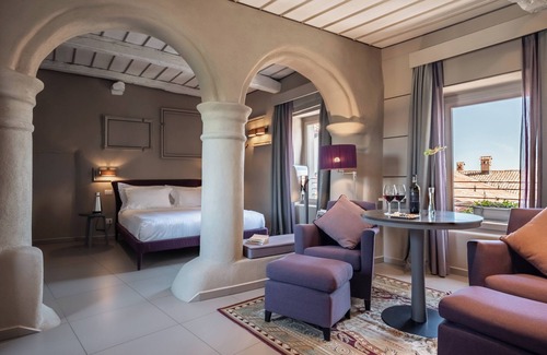 La Morra House | Uve Rooms & Wine Bar