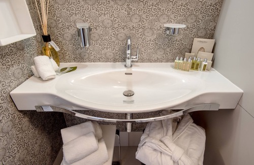La Morra House | Uve Rooms & Wine Bar
