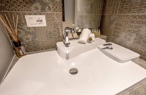 La Morra House | Uve Rooms & Wine Bar
