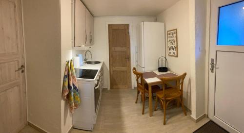 Esbjerg Apartment | Værelse med eget køkken og bad