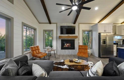 Broken Bow Cabin | Vacana: Aspen Couples Cabin, Corn Hole, Hot Tub, Fire Pit, Pets