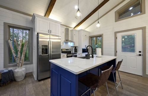 Broken Bow Cabin | Vacana: Aspen Couples Cabin, Corn Hole, Hot Tub, Fire Pit, Pets