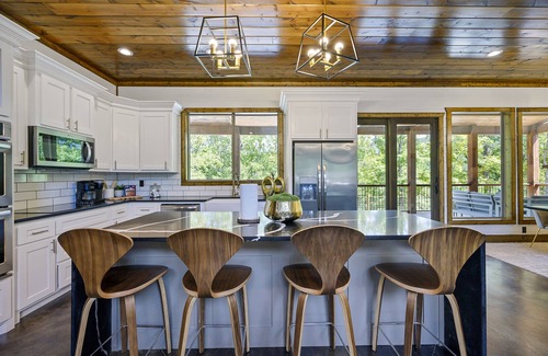 Golden Cabin | Vacana-D2C, Creek, PickleBall/Basketball, Game Room, EV Pets