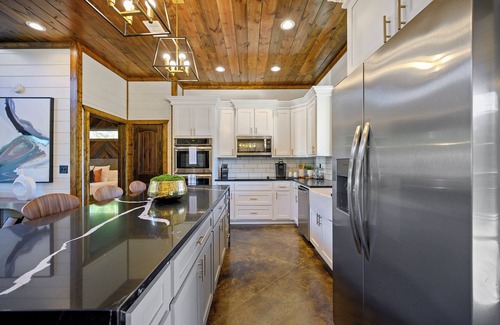 Golden Cabin | Vacana-D2C, Creek, PickleBall/Basketball, Game Room, EV Pets