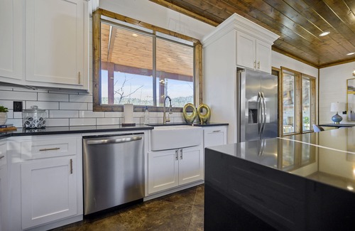 Golden Cabin | Vacana-D2C, Creek, PickleBall/Basketball, Game Room, EV Pets