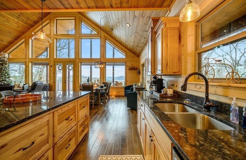 Broken Bow Cabin | Vacana Mtn View Gorgeous Views, Hot Tub, Hiking Nearby