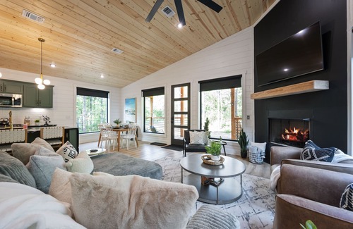 Broken Bow Cabin | Vacana SIO, Swing Set, Games, Hot Tub, Fire Pit