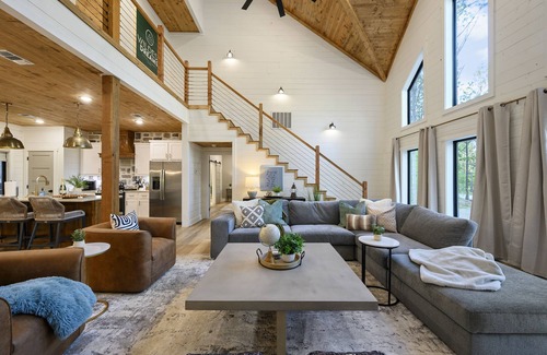 Broken Bow Cabin | Vacana WD, Ping Pong Table, Games, Swing Set, Pets