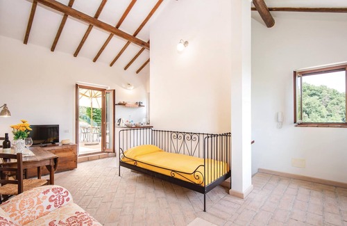 Fornole Apartment | Vacation apartment in a country house, former farm, surrounded by vineyards and olive groves.
