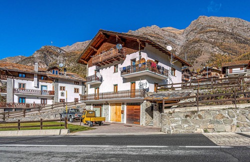 Epinel Apartment | Vacation apartment on the 1st floor of a characteristic chalet in Epinel, a district of Cogne.