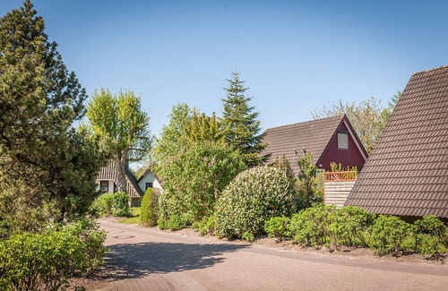 Dorumer Neufeld House | Vacation bungalow Mellumplate 20, modern and at ground level.