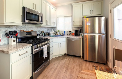 North Tustin House | Vacation Cottage, Fast Wifi, Private Patio & Laundry Pet Friendly Disney Beaches