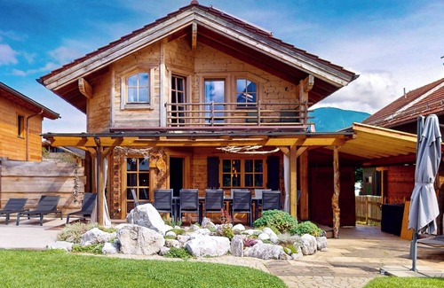Garmisch-Partenkirchen House | Vacation living for the whole family directly at the Loisach river