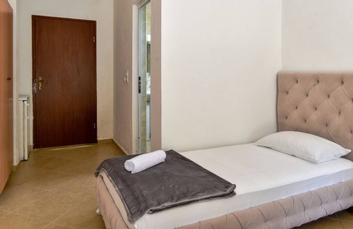 Gjerana Apartment | Vacation Flat w Balcony, 5 min to Beach in Ulcinj