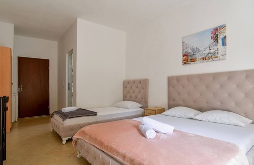 Gjerana Apartment | Vacation Flat w Balcony, 5 min to Beach in Ulcinj