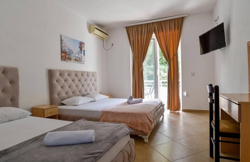 Gjerana Apartment | Vacation Flat w Balcony, 5 min to Beach in Ulcinj