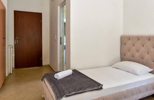 Gjerana Apartment | Vacation Flat w Balcony, 5 min to Beach in Ulcinj