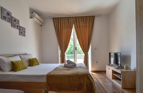 Gjerana Apartment | Vacation Flat w Garden and Balcony in Ulcinj