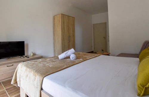 Gjerana Apartment | Vacation Flat w Garden and Balcony in Ulcinj