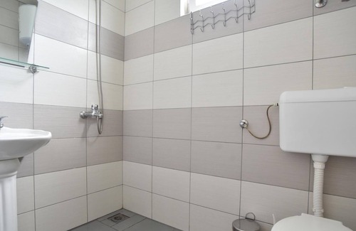 Gjerana Apartment | Vacation Flat w Garden and Balcony in Ulcinj