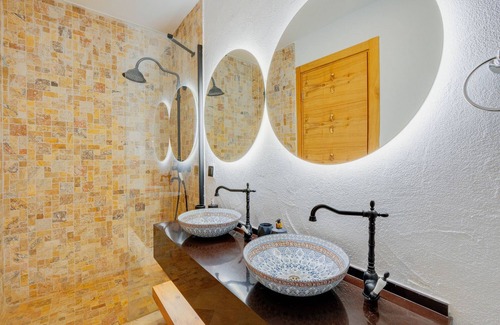 Alacati Apartment | Vacation flat w pool and balcony, 5 min to beach