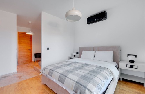 Alacati Apartment | Vacation flat w pool and balcony, 5 min to beach
