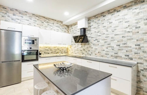 Arico House | Vacation Home 'Bencomo' with Sea View, Shared Pool and Wi-Fi