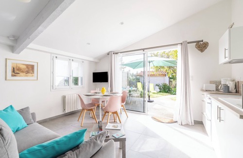 Ste Marie sur Mer House | Vacation Home "Bois Flottés - Maisonnette 700m Mer" with Private Terrace, Private Garden & Wi-Fi